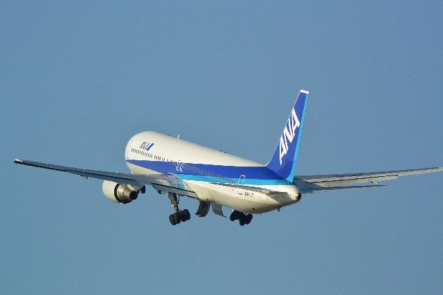 飛行機が離陸している