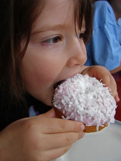 お菓子を食べる女の子
