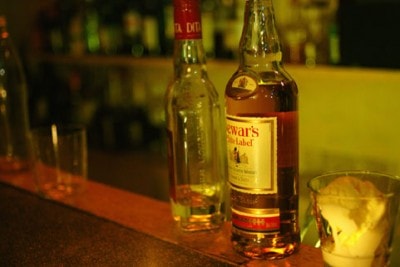 お酒とグラスが置いてある