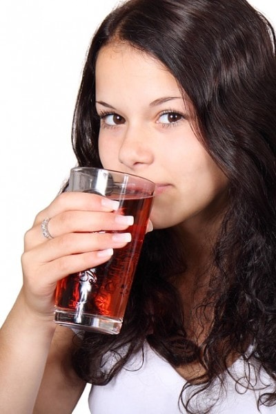 ジュースを飲む女性