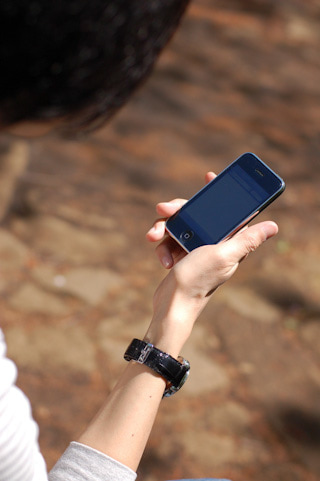 スマートフォンを見る女性