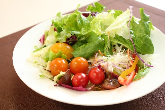 お皿に盛られた野菜サラダ