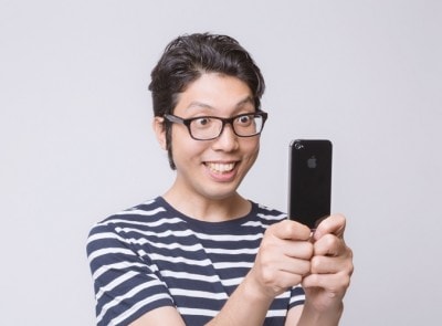 スマホを見て驚いている男性