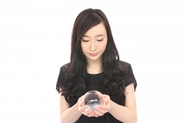 水晶を持っている黒い服の女性
