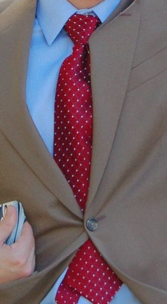 赤いネクタイのスーツ男性