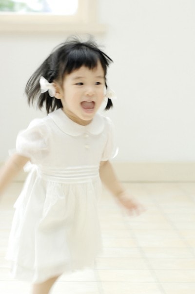 笑って走っている女の子