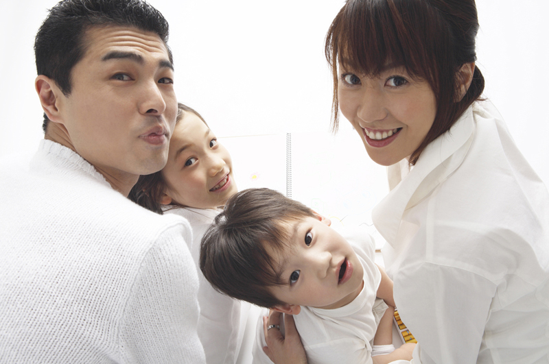 後ろを向く4人家族