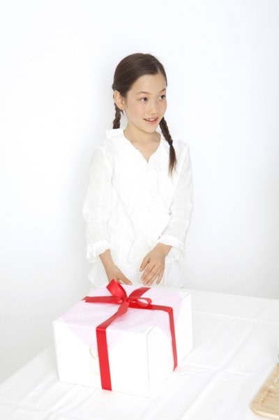 プレゼントの傍に居る女の子