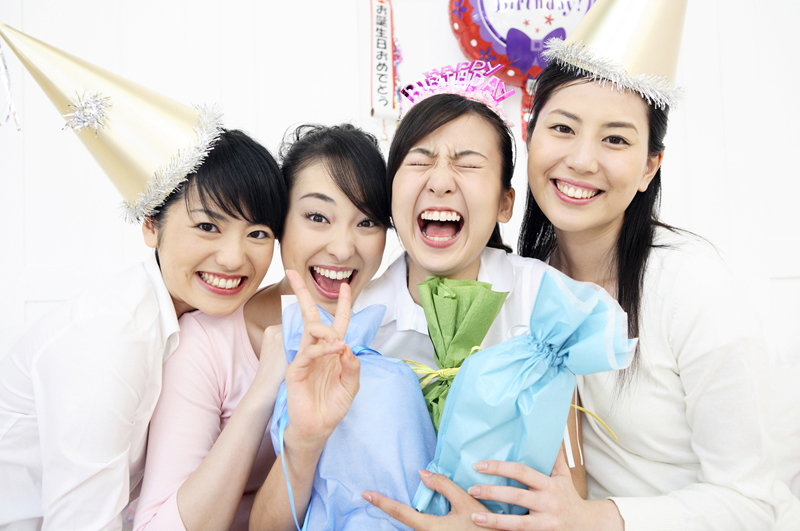 パーティをしている女性4名