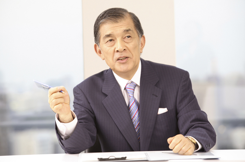 会議で発言をする社長
