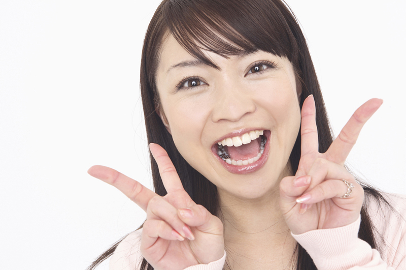 ピースをする女性