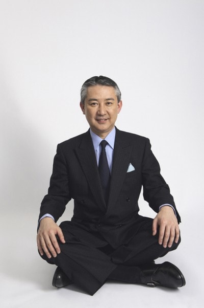 あぐらを組むスーツ男性