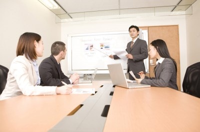 会議をしているサラリーマン