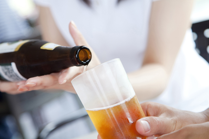 ビールを注いでいる女性