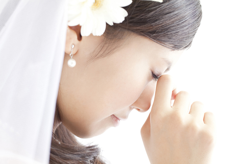 下を向いて泣いている女性