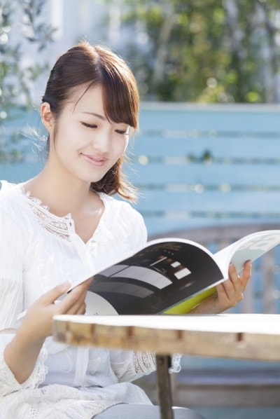 外で勉強をしている女性