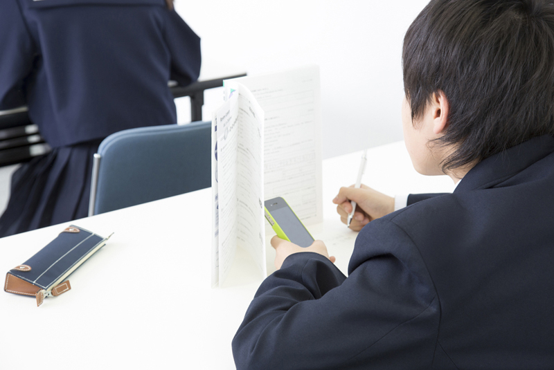 スマホでカンニングしている学生