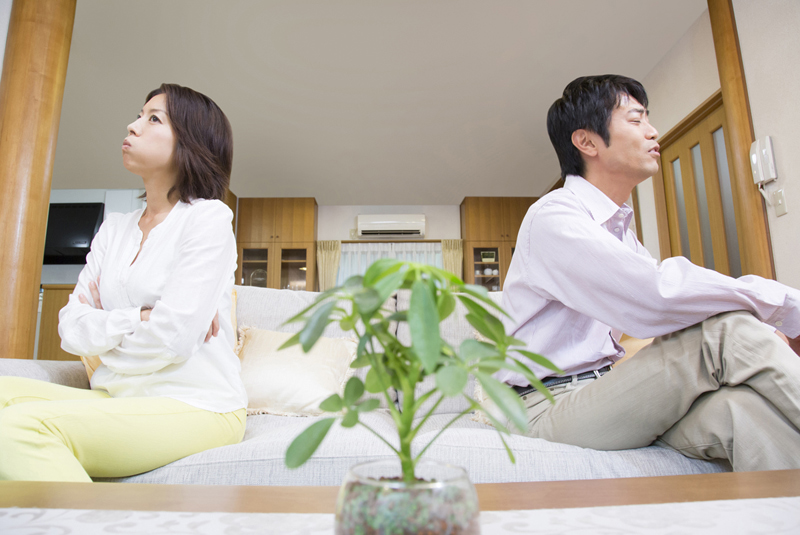 けんかする中年夫婦