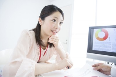 データを見て驚いている女性