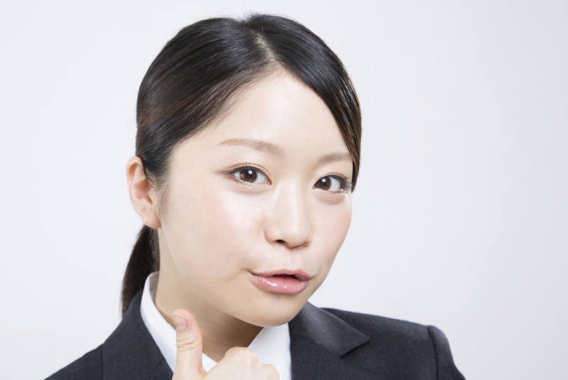 スーツを着ている就活女性
