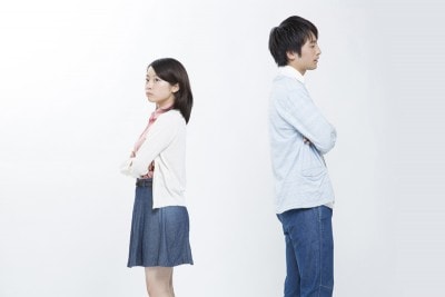 背中を向けている男女