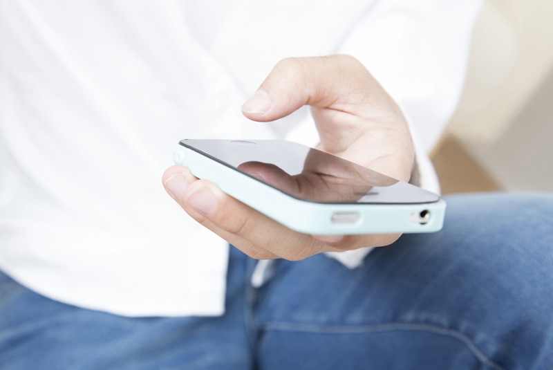 スマホを見ている男性