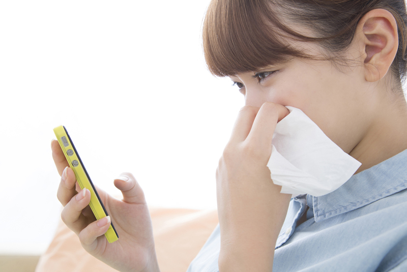 スマホを見て泣いている女性