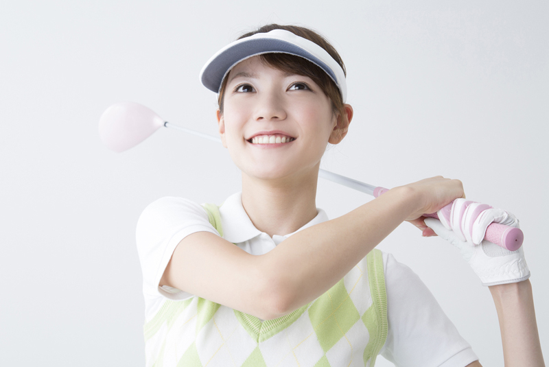 ゴルフの格好をしている女性