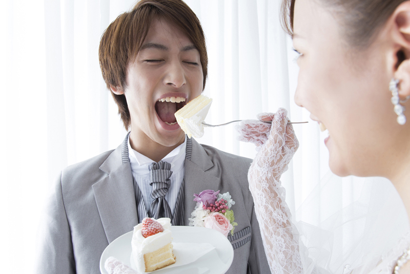 ファーストバイトをしている新郎新婦
