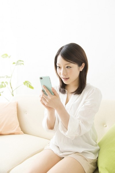 スマホを触る女性