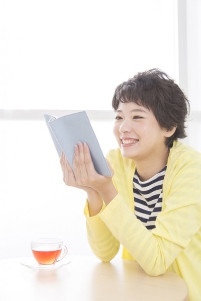 本を読んでいる女性