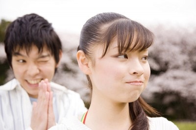 けんかしている男女カップル