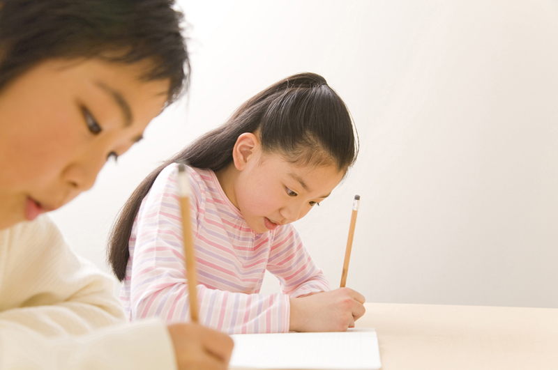 勉強する男の子と女の子