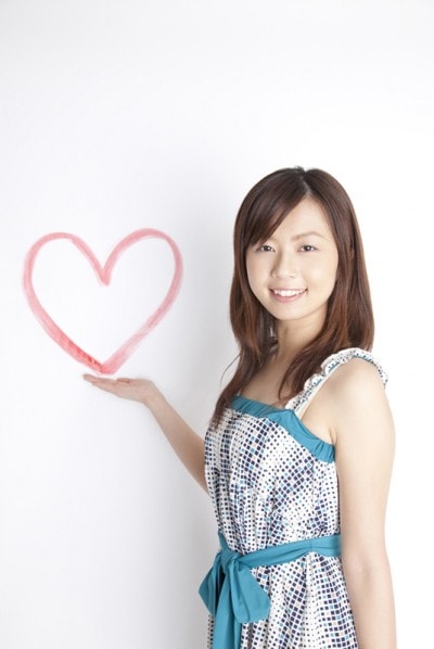 右手にハートを乗せている女性