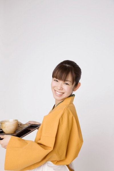 そばを運ぶ女性