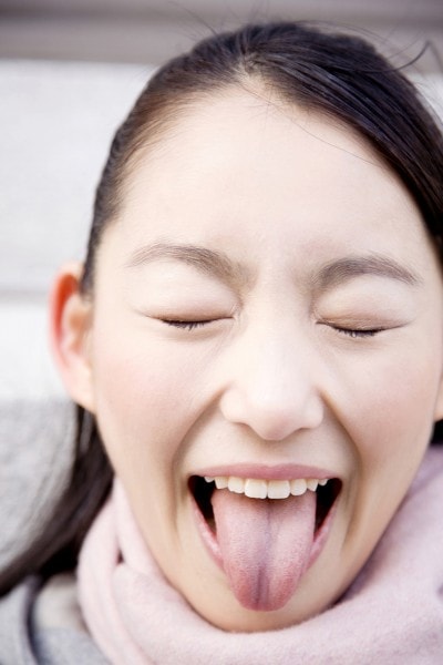 舌を出している女性