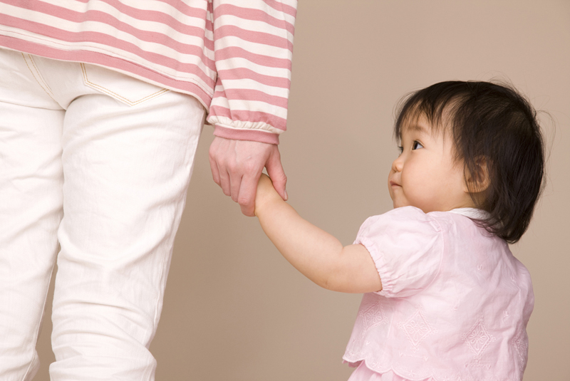 女の子を連れている女性