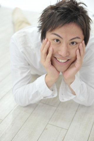 ほおづえをついて寝ころがっている男性