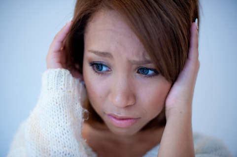 頭を抱えている女性