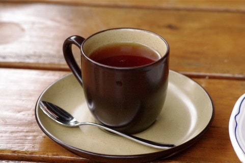 茶色いカップに入った紅茶