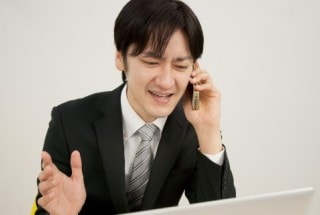 電話するスーツ男性