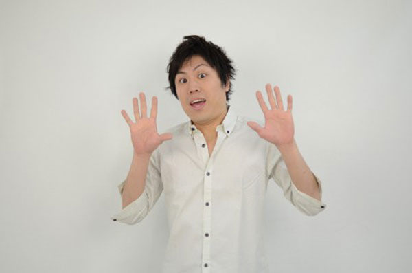 引いている白シャツの男性