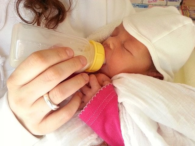 ミルクを飲んでいる赤ちゃん
