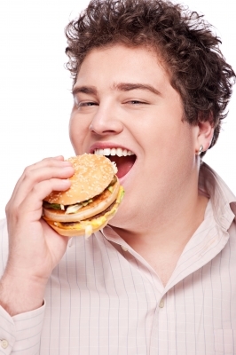 ハンバーガーを食べている女性