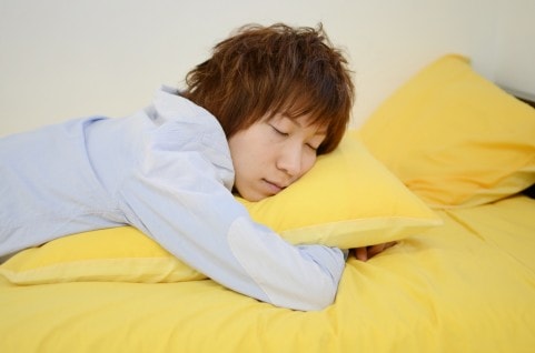 うつぶせで寝ている男性