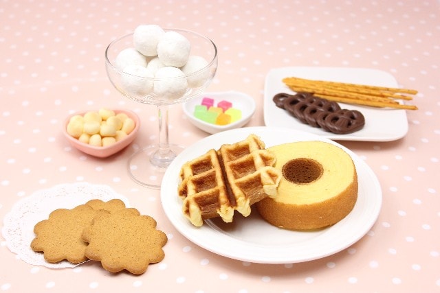 バームクーヘン、ワッフルなどのお菓子が並んでいる
