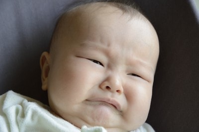 赤ちゃんが涙を我慢している