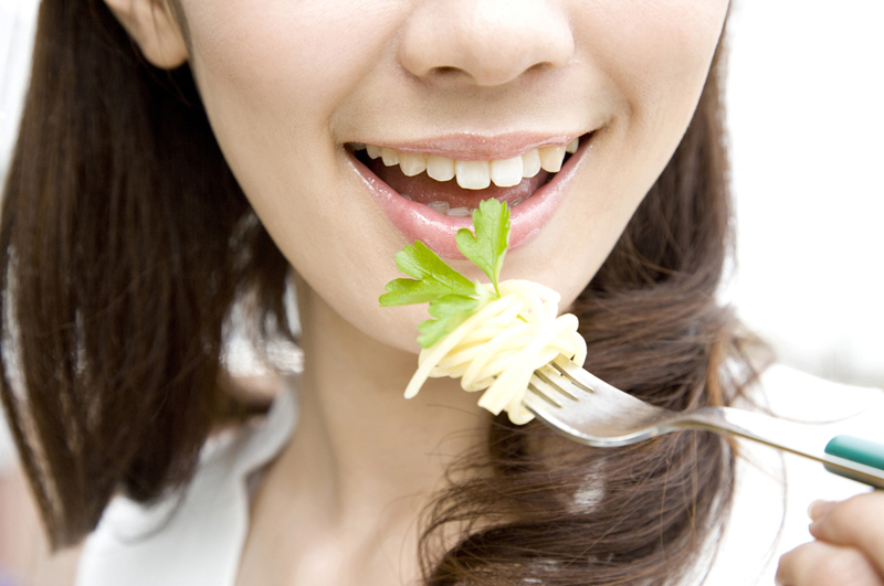 パスタを食べようとしている女性