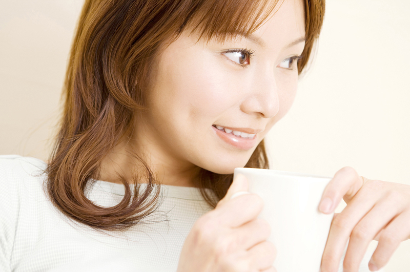 コーヒーを飲む女性
