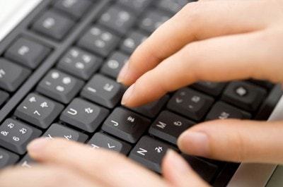 キーボードを打つ人の手